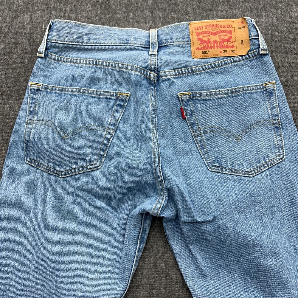 Levis 501 Jeans Mens 29x32 Blue Denim Straight Leg Light Wash Button Fly - Picture 8 of 9